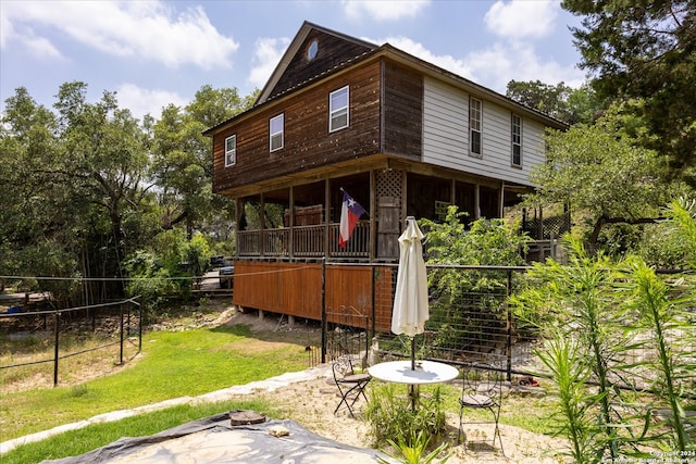 back of house featuring a yard