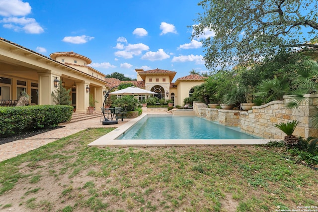 view of swimming pool with a lawn