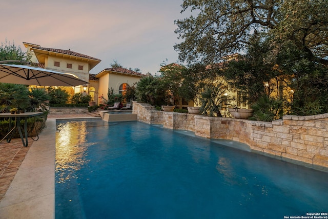 136 S Tower Hl, Country Village, TX 78232 - pool at dusk with a pool with connected hot tub