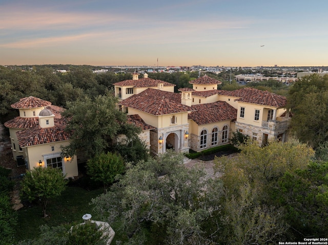 view of aerial view at dusk