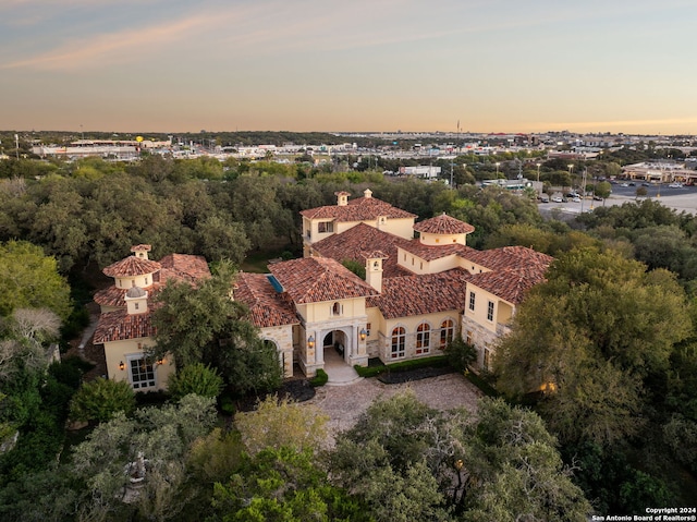 view of aerial view at dusk