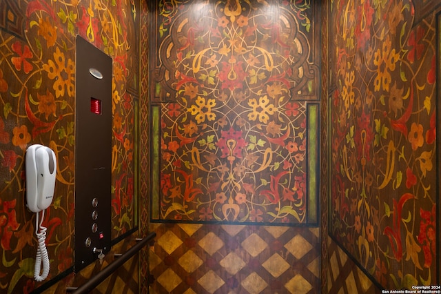 room details with elevator