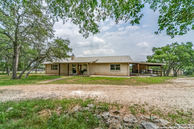 single story home featuring a front yard