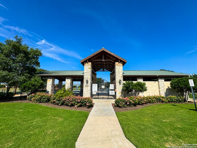 view of front of property featuring a front lawn