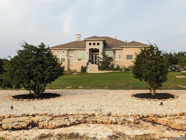 view of front facade with a front yard