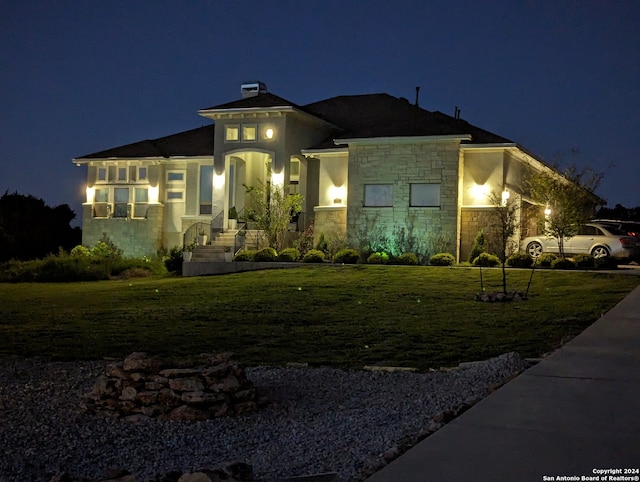 view of front of house featuring a lawn