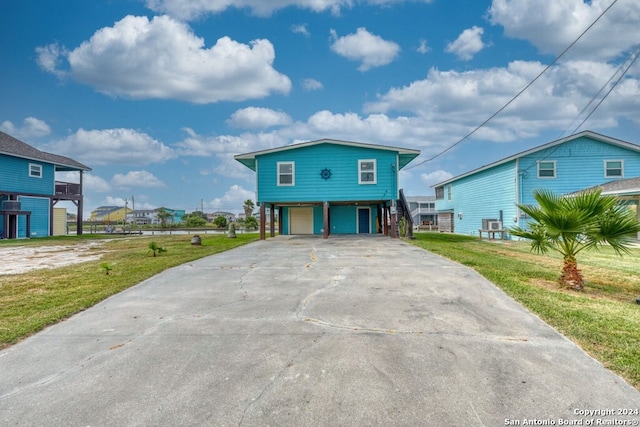 view of front of home featuring a front lawn