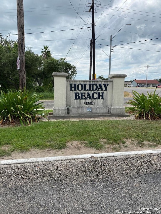 view of community / neighborhood sign