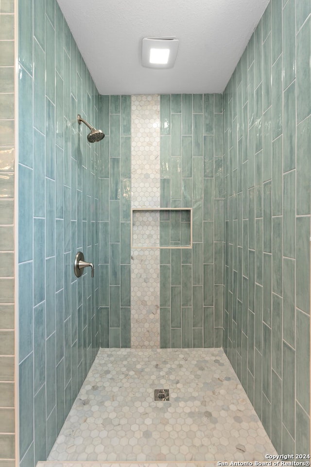 bathroom featuring a tile shower