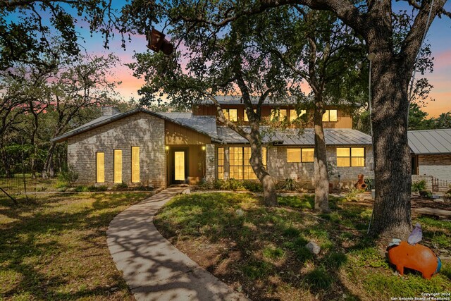 view of front of house featuring a yard