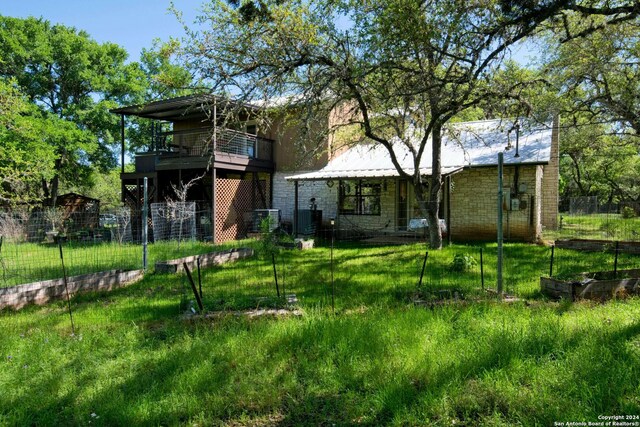 view of yard featuring a balcony