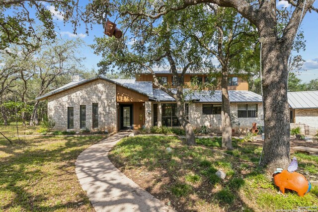 view of front of house featuring a front lawn