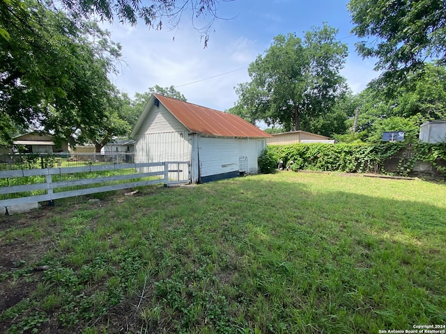 view of yard featuring an outdoor structure