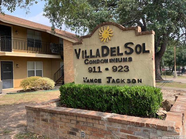 view of community / neighborhood sign