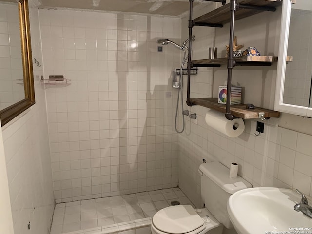 923 Vance Jackson Rd Unit 108A, San Antonio, TX 78201 - bathroom with a sink, toilet, a tile shower, and tile walls