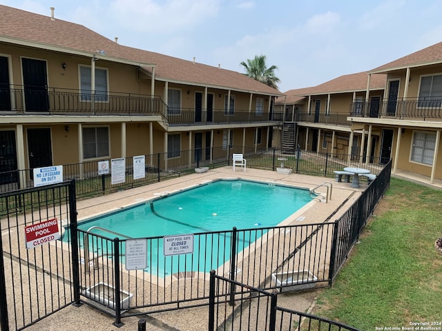 view of swimming pool