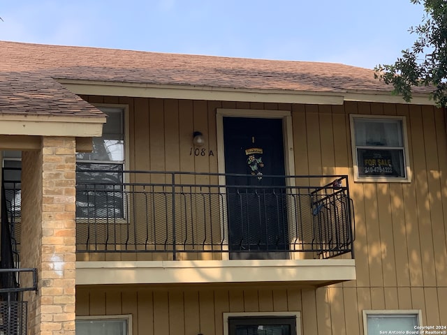 property entrance with a balcony