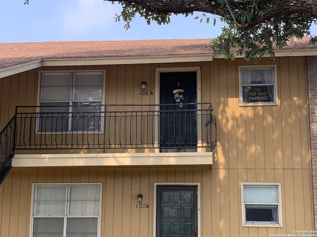 property entrance with a balcony