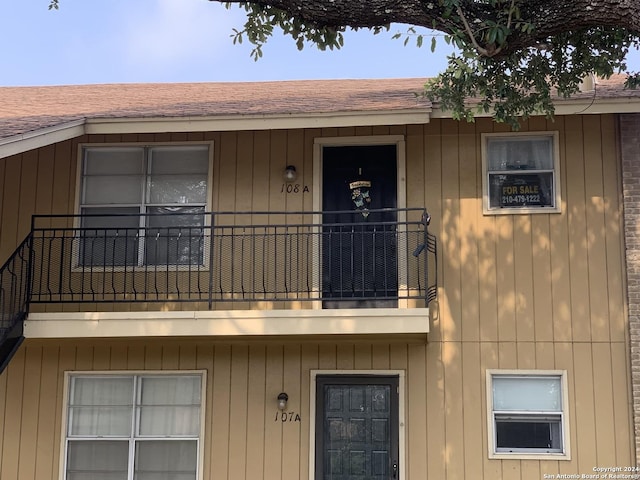 923 Vance Jackson Rd Unit 108A, San Antonio, TX 78201 - property entrance with a balcony and a shingled roof