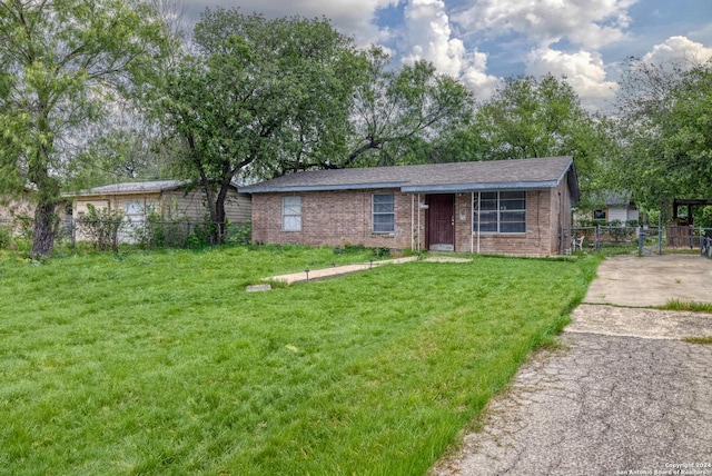 single story home featuring a front yard