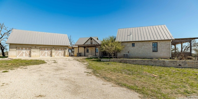 view of front of property featuring an outdoor structure, a front yard, and central air condition unit