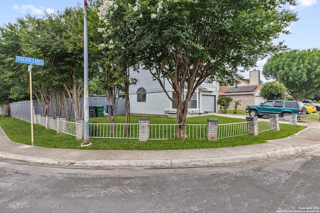 view of front of home featuring a front yard