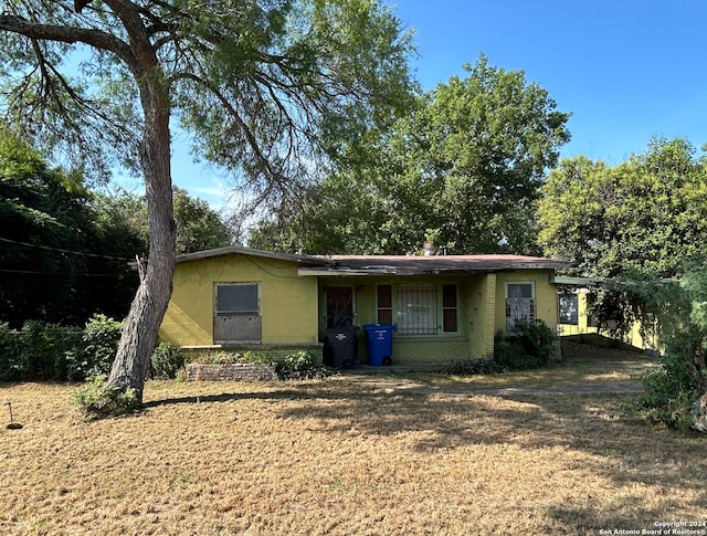 single story home with a front lawn