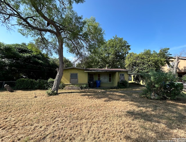 view of front of home featuring a front yard