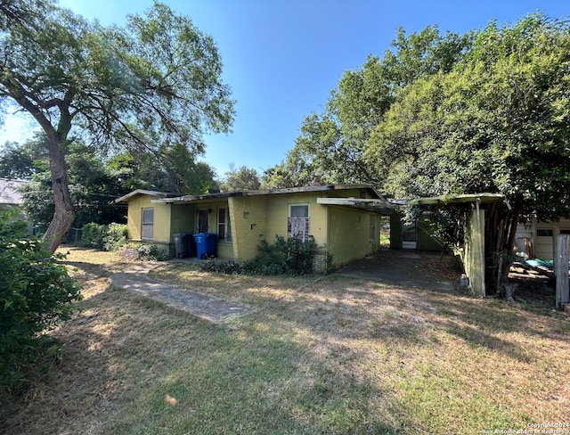 exterior space featuring a front yard and a carport