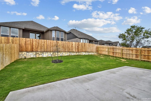 view of yard with a patio