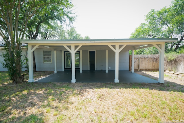 view of front of home featuring a front yard