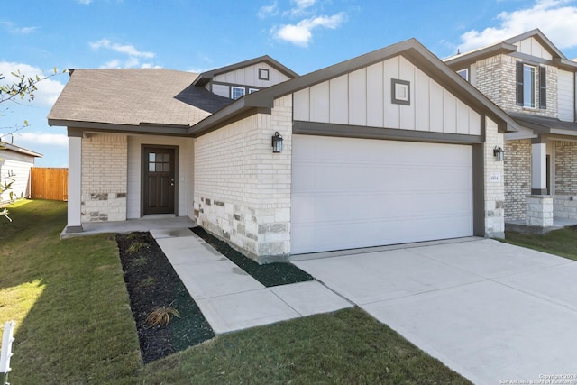 view of front facade featuring a garage and a front yard