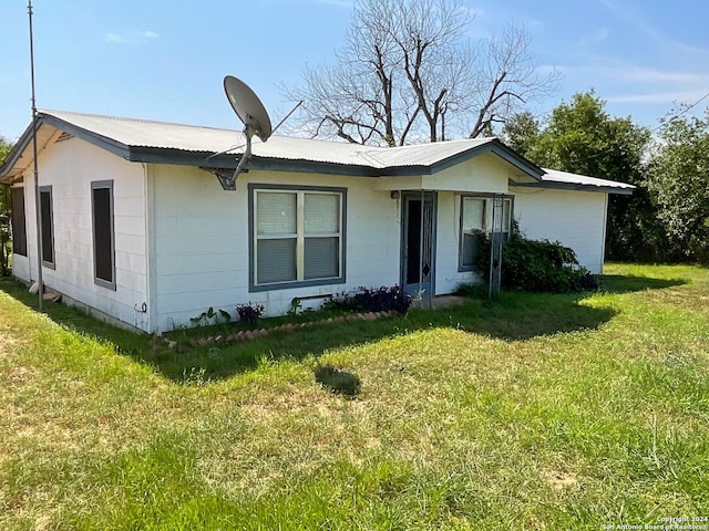 single story home featuring a front yard