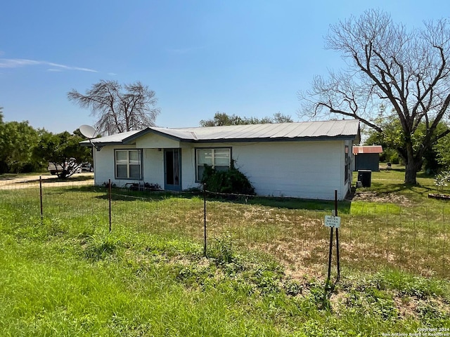 single story home with a front lawn