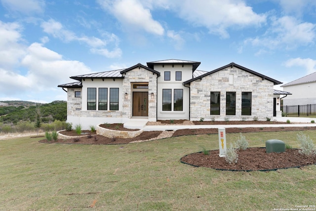 view of front of property featuring a front lawn