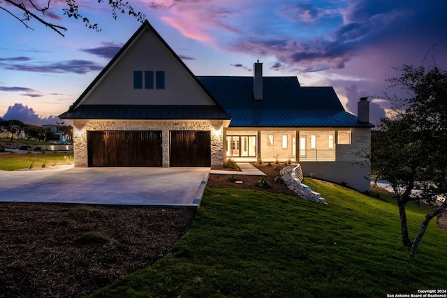 view of front of home featuring a yard and a garage