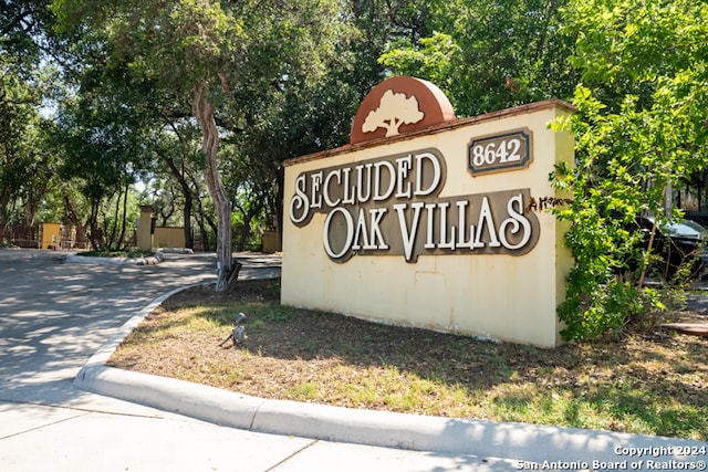 view of community / neighborhood sign