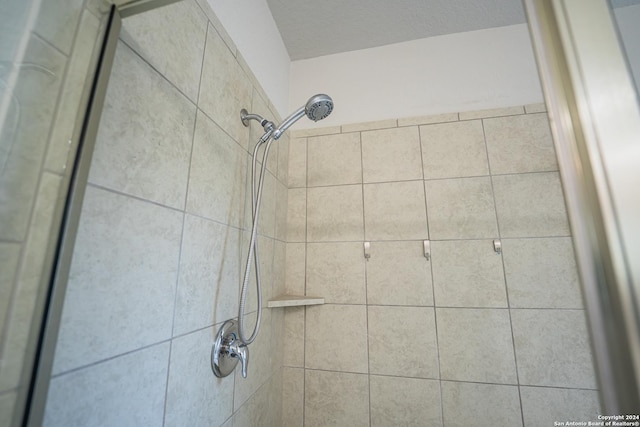 interior details with a tile shower