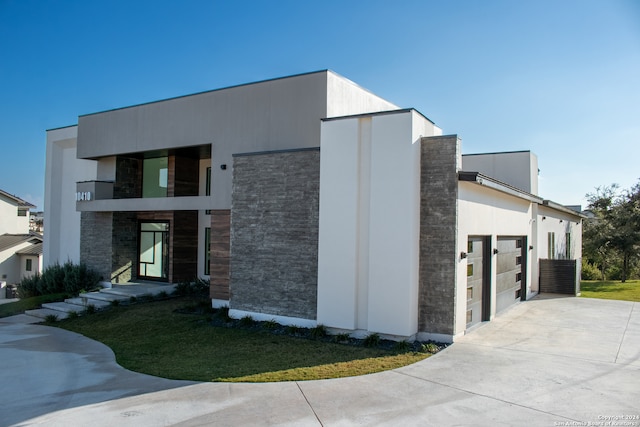 view of front facade with a garage