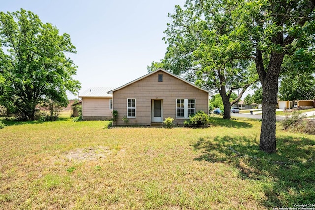 view of front of property with a front lawn