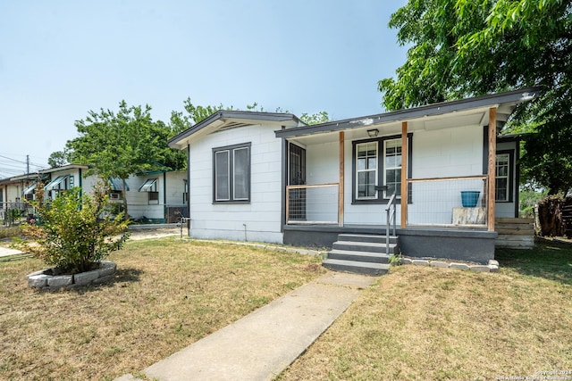 view of front of property featuring a porch and a front yard