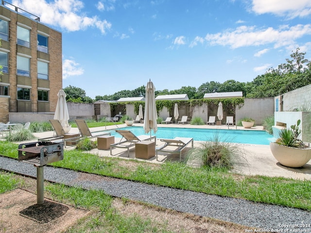 view of swimming pool featuring a patio