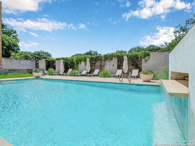 view of swimming pool