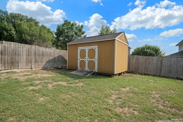 view of shed / structure featuring a yard