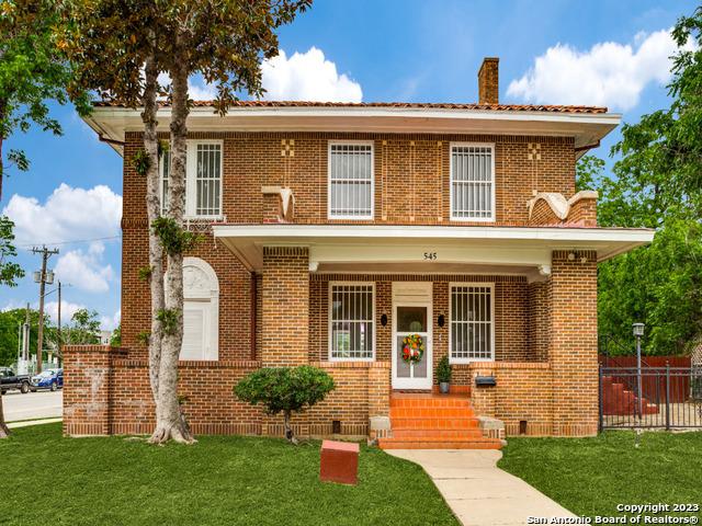 view of front of home with a front lawn