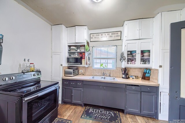 living room with crown molding, wood-type flooring, and ceiling fan