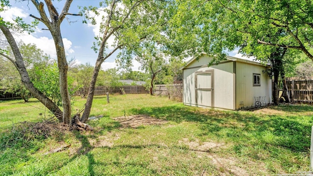 view of yard with a shed