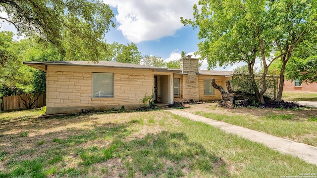 ranch-style house featuring a front yard