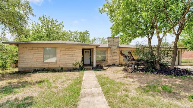 ranch-style house featuring a front yard