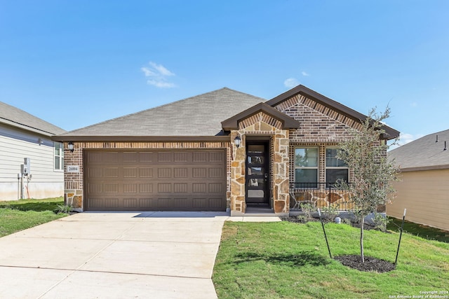 view of front of house featuring a front yard, a garage, and covered porch